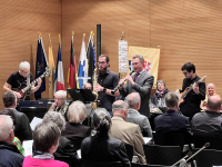 Musikalische Darbietung im großen Sitzungsaal vor vielen Zuschauenden