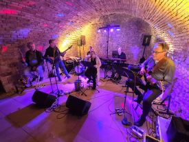 Eine Band tritt im Felsenkeller auf.