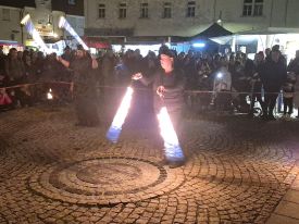 Feuershow auf dem Ile-de-Re-Platz.
