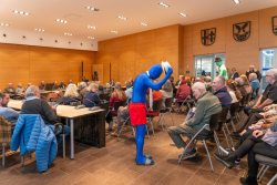 Musikalische Darbietung im großen Sitzungsaal vor vielen Zuschauenden