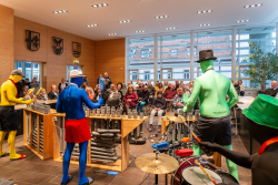 Musikalische Darbietung im großen Sitzungsaal vor vielen Zuschauenden