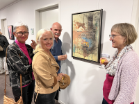 Interessierte bewundern die ausgestellten Kunstwerke in den Gängen des Rathaus