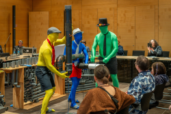 Musikalische Darbietung im großen Sitzungsaal vor vielen Zuschauenden