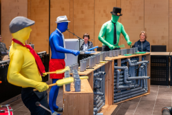 Musikalische Darbietung im großen Sitzungsaal vor vielen Zuschauenden