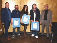 Künstler stehen mit Ihren Urkunden neben Bürgermeister Martus