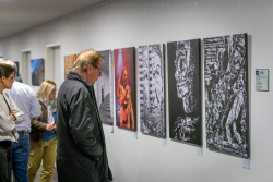 Interessierte sitzen im großen Sitzungssaal