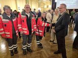 Bürgermeister Martus mit Vertretern vom DRK OV Philippsburg