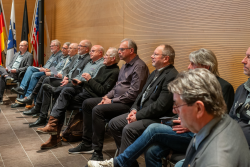 Die Künstler sitzen nebeneinander im großen Sitzungssaal