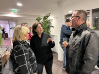 Interessierte bewundern die ausgestellten Kunstwerke in den Gängen des Rathaus