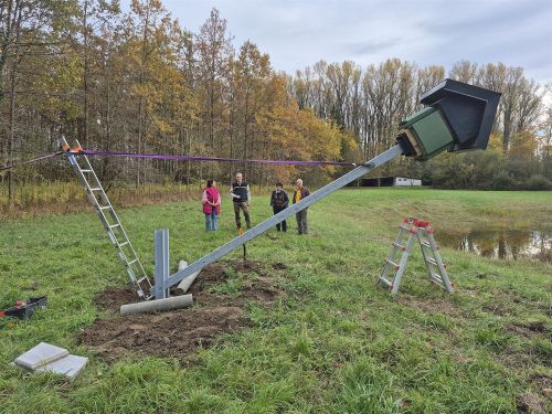 Die Fledermausunterkunft wird aufgestellt.