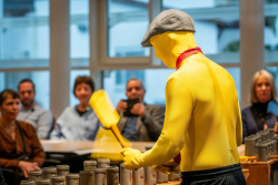 Musikalische Darbietung im großen Sitzungsaal vor vielen Zuschauenden