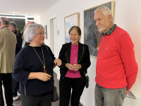 Interessierte bewundern die ausgestellten Kunstwerke in den Gängen des Rathaus