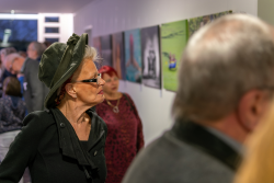 Interessierte bewundern die ausgestellten Kunstwerke in den Gängen des Rathaus