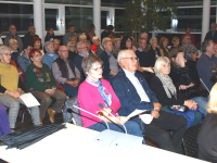 Interessierte sitzen im großen Sitzungssaal