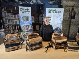Ein Stand mit Steirischen Harmonikas.