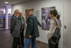 Interessierte bewundern die ausgestellten Kunstwerke in den Gängen des Rathaus