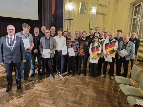 Gruppenbild der geehrtern Sportler und Züchter mit Bürgermeister Martus